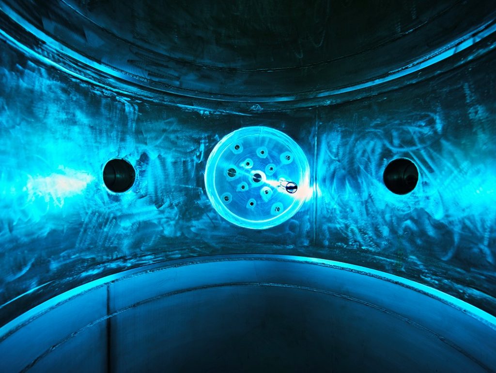 L’interno di ChAMBRe illuminato dalla lampada UV per la sterilizzazione